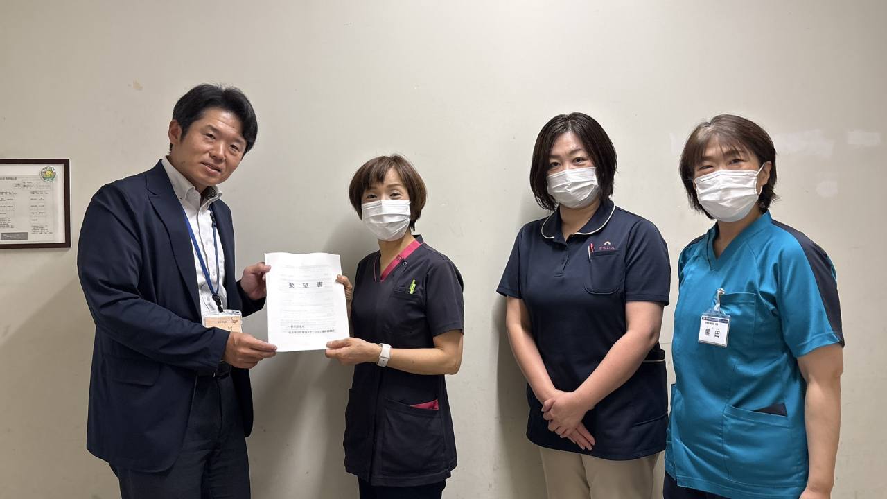 福井県長寿福祉課へ訪問看護体制の充実に関する要望書を提出した際の写真
